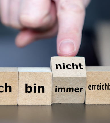Schild auf dem steht: ich bin nicht/immer erreichbar.